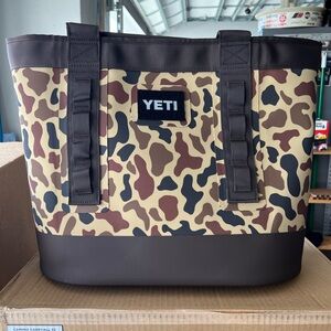 YETI Camino 35 Wetlands Camo carryall Tote